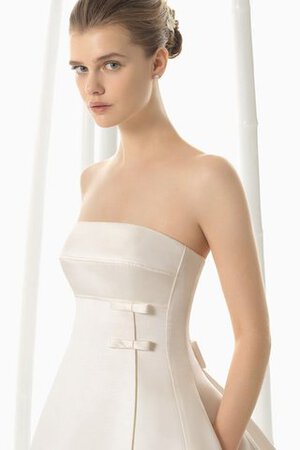 Robe de mariée discrete elegante de bustier manche nulle en satin