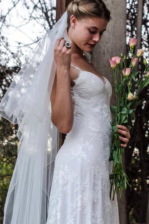 Robe de mariée delicat facile ligne a appliques de traîne courte