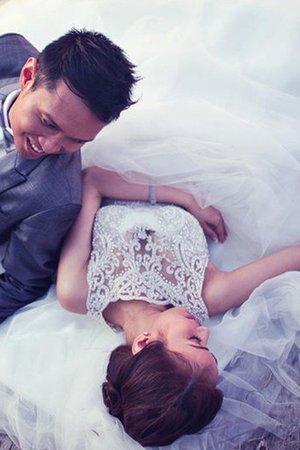 Robe de mariée en tulle decoration en fleur avec perle charmant ceinture en étoffe
