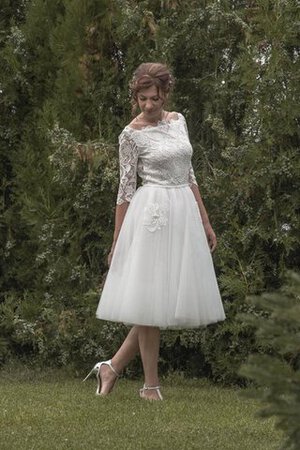 Robe de mariée nature arrivée au mollet en 1/2 manche en dentelle v col profonde