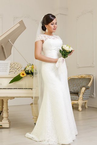 Robe de mariée classique avec perle au niveau de cou avec manche courte avec lacets