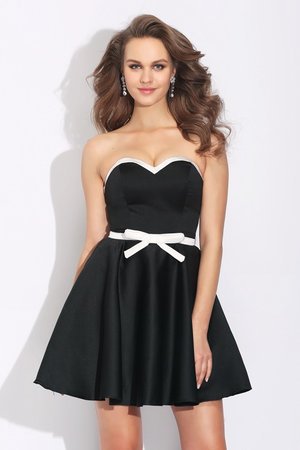 Robe de graduation bref avec sans manches en satin avec zip de princesse