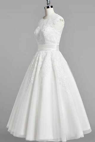 Robe de mariée ruché en dentelle avec manche épeules enveloppants ligne a au niveau de cou