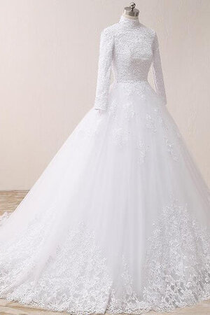 Robe de mariée dans l'eglise magnifique avec lacets de princesse avec perle