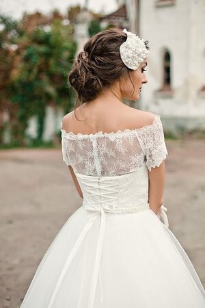 Robe de mariée ligne a longueru au niveau de sol avec manche courte avec lacets en organza