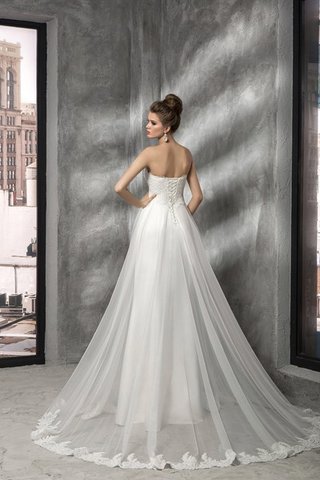Une robe de mariée fourreau associée à une traîne peut 9ce2-2ts7w-robe-de-mariee-delicat-en-dentelle-appliques-cordon-en-plage