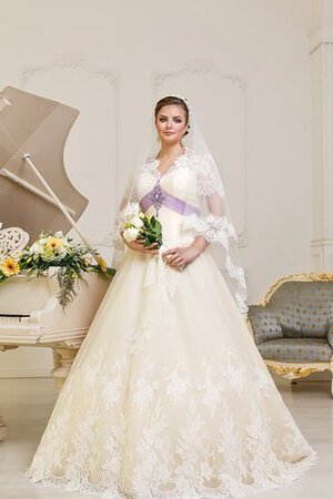 Robe de mariée discrete avec perle avec lacets ligne a ceinture