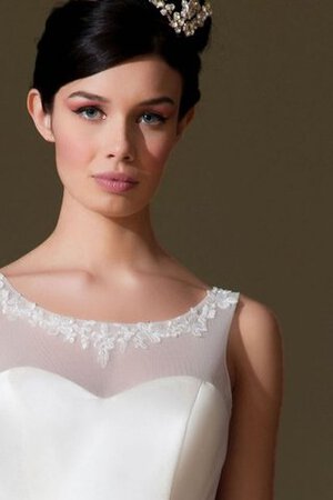 Robe de mariée naturel manche nulle ligne a col en bateau appliques