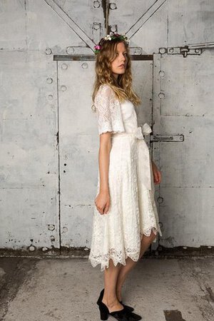 Robe de mariée naturel au niveau de genou avec manche courte v encolure avec nœud