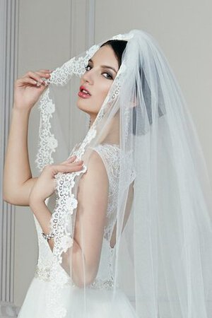 Robe de mariée classique modeste delicat textile en tulle ligne a
