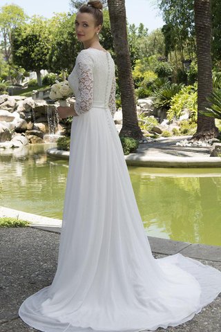 Robe de mariée delicat nature en dentelle au bord de la mer encolure ronde