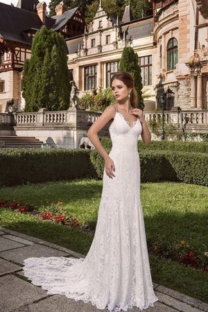 Robe de mariée nature fermeutre eclair bandouliere spaghetti gaine avec décoration dentelle