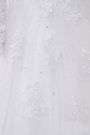 Robe de mariée dans l'eglise magnifique avec lacets de princesse avec perle
