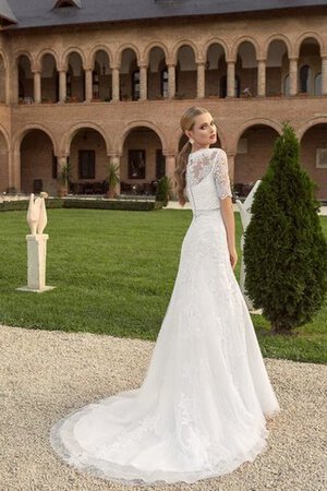 Robe de mariée distinguee en 1/2 manche boutonné de col entaillé en dentelle