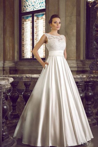 Robe de mariée discrete romantique en satin manche nulle encolure ronde