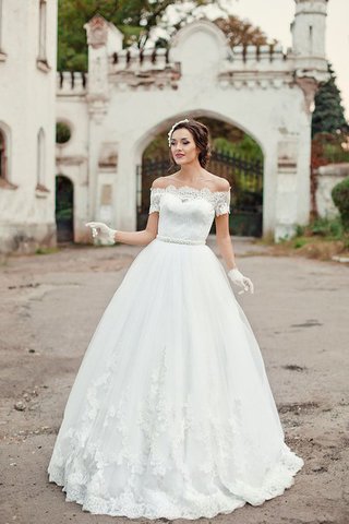 Robe de mariée ligne a longueru au niveau de sol avec manche courte avec lacets en organza