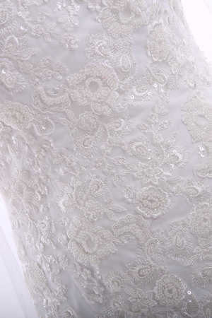 Dans le contexte des robes de mariée le minimalisme se traduit 9ce2-50jzp-robe-de-mariee-boutonne-de-col-bateau-avec-decoration-dentelle-avec-perle-lache
