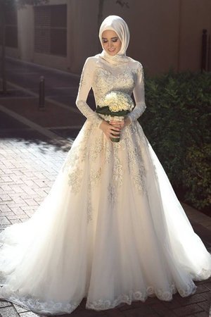 Robe de mariée coupé de traîne courte en tulle au niveau de cou naturel