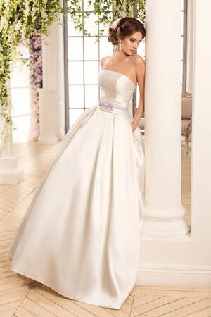 Robe de mariée simple longue a-ligne longueur au ras du sol de traîne mi-longue