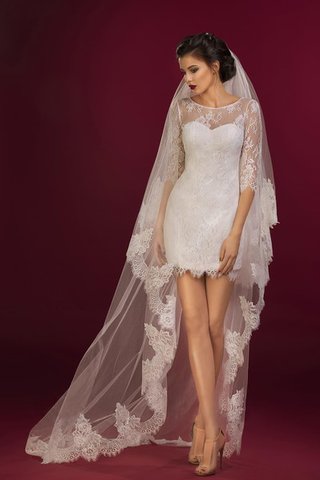 Robe de mariée bref avec zip de fourreau en dentelle au niveau de cou