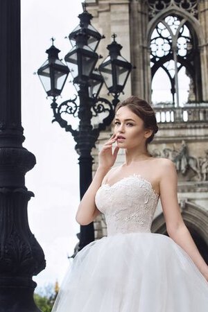 Robe de mariée jusqu'au sol ruchés plongeants a-ligne avec cristal en tulle