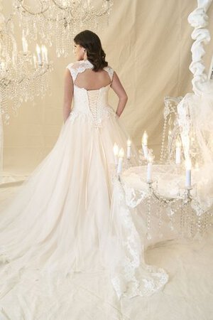 Robe de mariée romantique distinguee decoration en fleur en grandes tailles ligne a