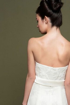 Robe de mariée naturel de bustier de traîne moyenne avec nœud appliques