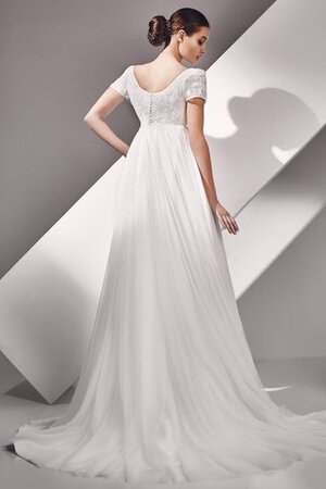 Robe de mariée longue classique decoration en fleur longueru au niveau de sol avec chiffon