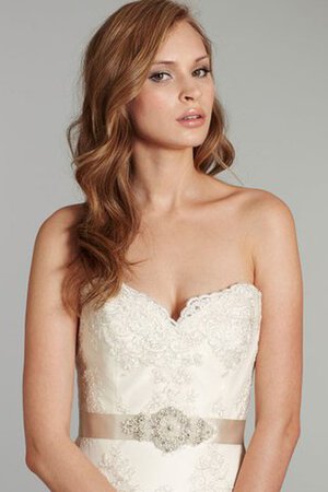 Robe de mariée de traîne courte avec ruban de bustier dos nu manche nulle