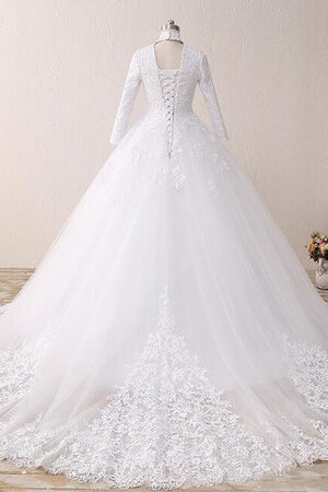 Robe de mariée dans l'eglise magnifique avec lacets de princesse avec perle