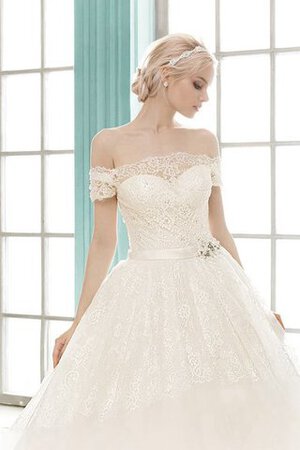 Robe de mariée en dentelle de traîne moyenne ligne a avec fleurs longueru au niveau de sol