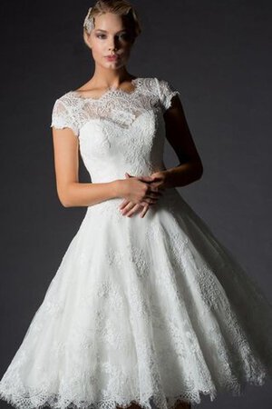 Robe de mariée courte vintage textile en tulle decoration en fleur au niveau de cou