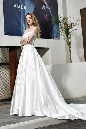 Robe de mariée avec décoration dentelle délicat delicat naturel serieuse