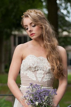 Robe de mariée facile nature de bustier avec décoration dentelle en plage