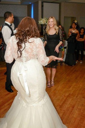 Robe de mariée en tulle avec décoration dentelle délicat d'epaule ecrite naturel