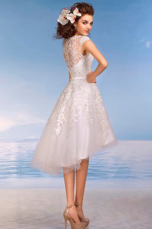 Robe de mariée nature plissé decoration en fleur avec manche courte au niveau de genou