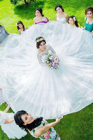 Robe de mariée naturel en tulle de col bateau avec manche longue de traîne moyenne