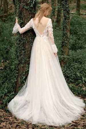 Robe de mariée longueur au ras du sol chaming en salle modeste romantique