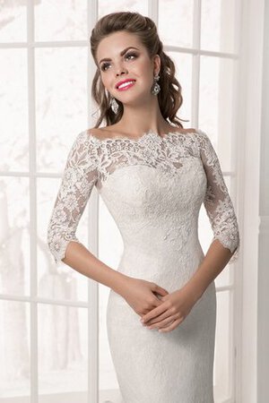 Robe de mariée charmeuse delicat boutonné avec décoration dentelle col en bateau