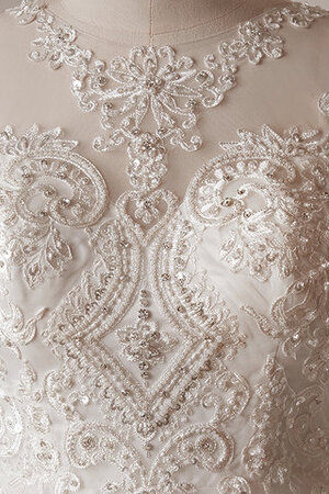 Robe de mariée en salle fantastique avec décoration dentelle luxueux naturel