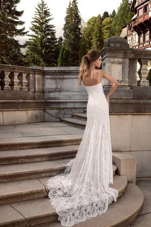 Robe de mariée nature fermeutre eclair bandouliere spaghetti gaine avec décoration dentelle