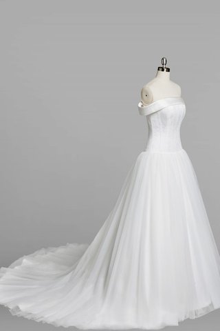 Robe de mariée plissage naturel manche nulle avec décoration dentelle epaule nue