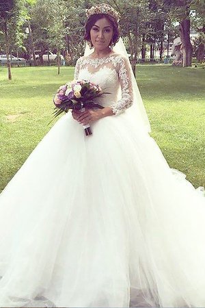 Robe de mariée naturel en tulle de col bateau avec manche longue de traîne moyenne