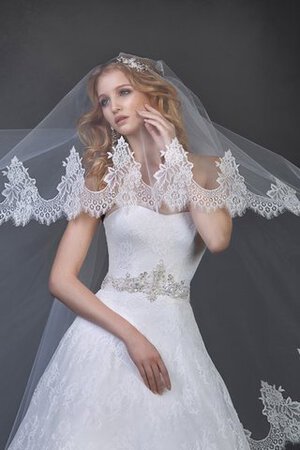 Robe de mariée a-ligne de traîne moyenne de bustier avec décoration dentelle cordon