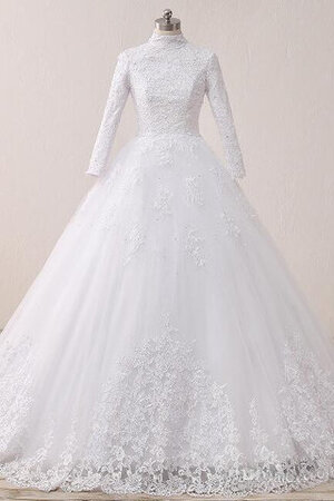 Robe de mariée dans l'eglise magnifique avec lacets de princesse avec perle