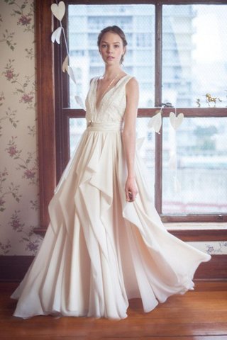 Robe de mariée romantique vintage avec ruban v col profonde de traîne courte