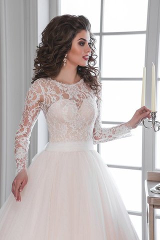 Robe de mariée romantique au niveau de cou de traîne courte ceinture en tulle