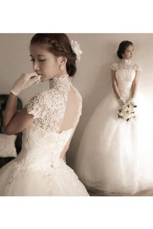 Robe de mariée distinguee naturel longue dans l'eglise avec manche courte