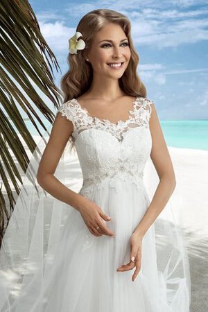 Robe de mariée avec lacets avec décoration dentelle avec perle au bord de la mer ligne a