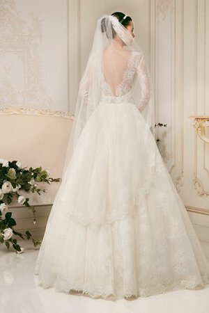 Robe de mariée vintage discrete appliques ligne a avec décoration dentelle